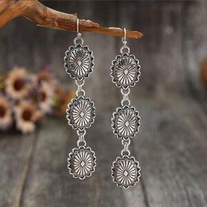 ✨3 FOR $28✨🆕️🤠 SILVER-TONE WESTERN STYLE VINTAGE TOTEM DROP EARRINGS🤠